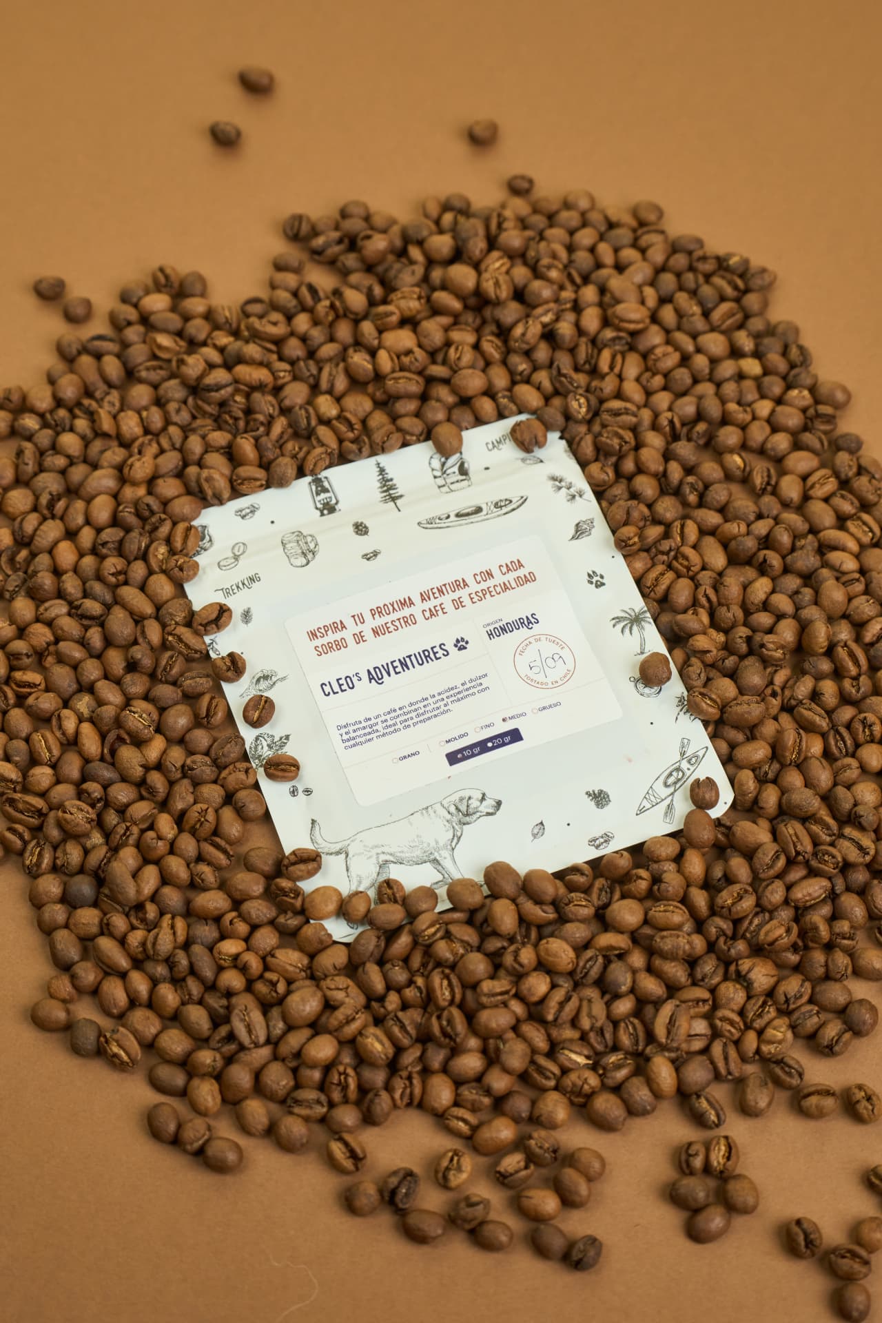 Sachet Cleo's Adventures sobre granos de café tostados